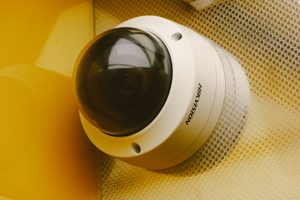 Anasayfa From below of modern camera for recording audio and video in building for security and protection